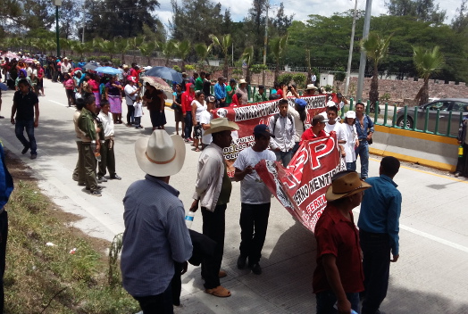 Los campesinos mantienen bloqueada la autopista. 