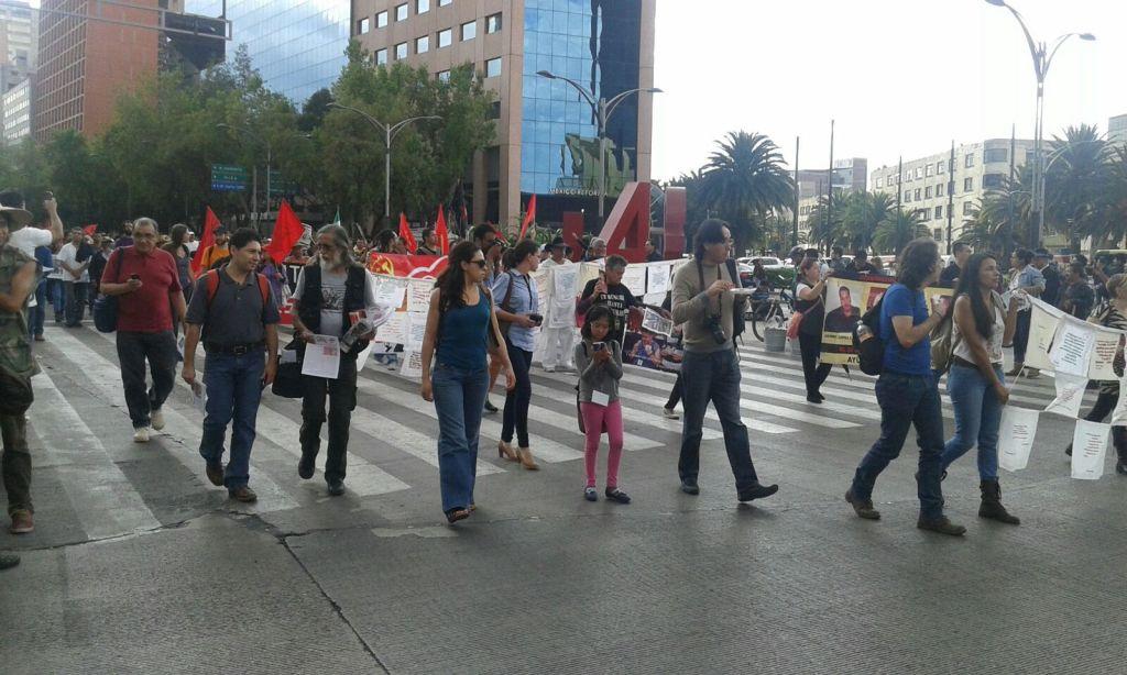 La macha por los 11 meses de la desaparición de 43 normalistas en Iguala, Guerrero se dirige hacia el Zócalo del DF.