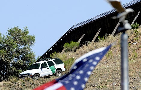Una patrulla policial estadunidense recorre la frontera de México con Estados Unidos