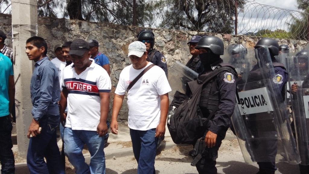 Policías antimotines hicieron retroceder a los manifestantes en la Autopista del Sol.