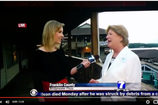 La reportera Alison Parker cuando realizaba su enlace momentos antes de ser atacada. 
