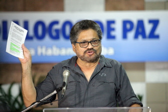 El comandante y portavoz de las FARC, Iván Márquez, hoy ante la prensa en el Palacio de Convenciones de La Habana