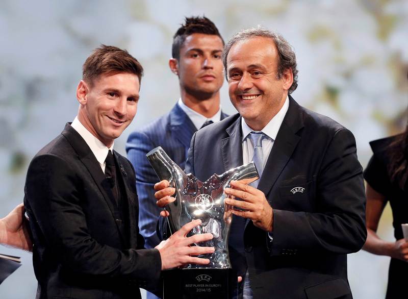 Cristiano observa en primera fila como Messi se lleva el trofeo al mejor de Europa 