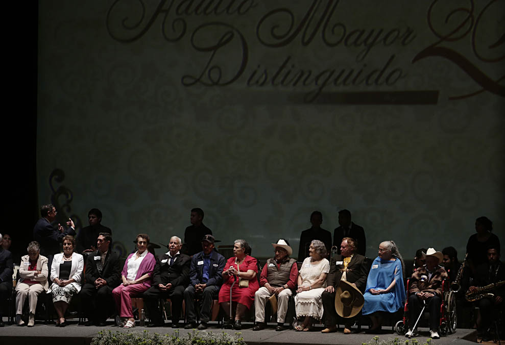 Entregan galardón al Adulto Mayor Distinguido