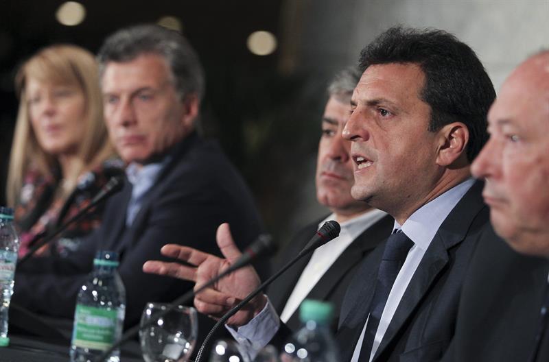 De izquierda a derecha, Margarita Stolbizer, Mauricio Macri, Sergio Massa y Ernesto Sanz, junto a José Cano (c), hoy en Buenos Aires