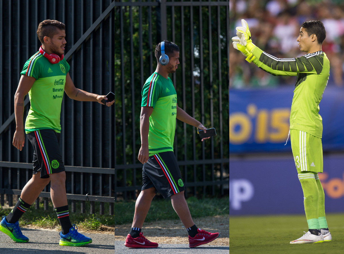 Jonathan y Giovani dos Santos con Guillermo Ochoa   