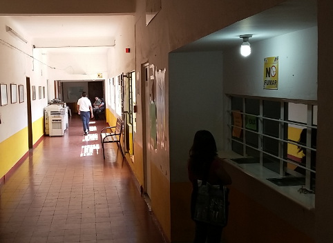 Los pasillos del palacio municipal lucen vacíos. 