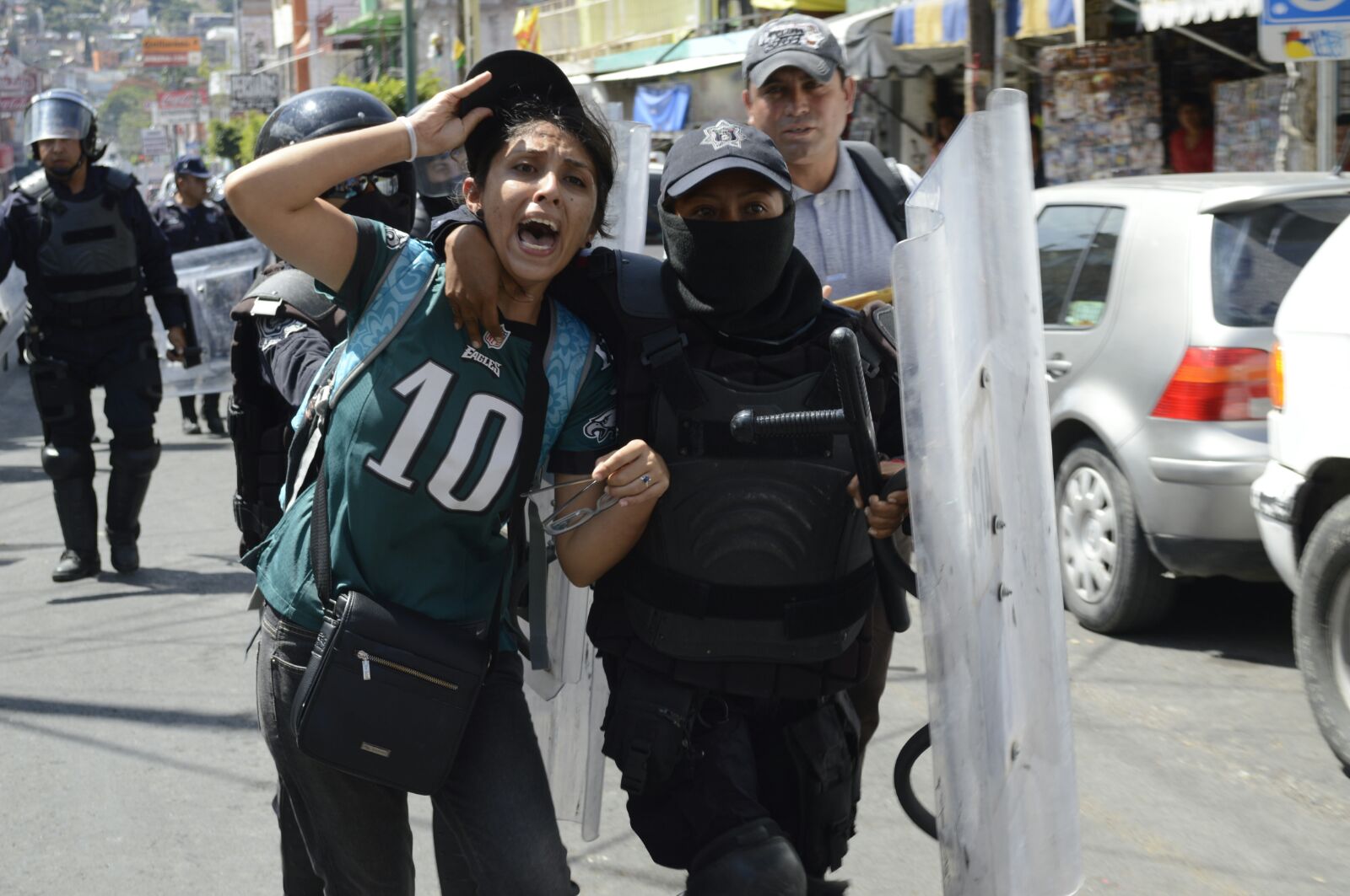 Policías detuvieron a seis jóvenes, en una marcha del Frente Unido de Normales Públicas del Estado de Guerrero.