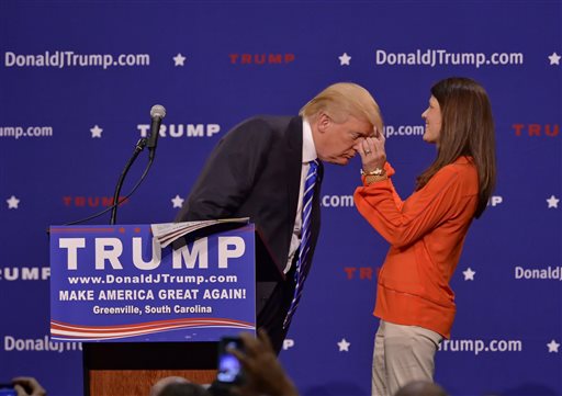 Trump en el momento en que obliga a Mary Margaret Bannister, su simpatizante suya, a comprobar que su pelo es real.