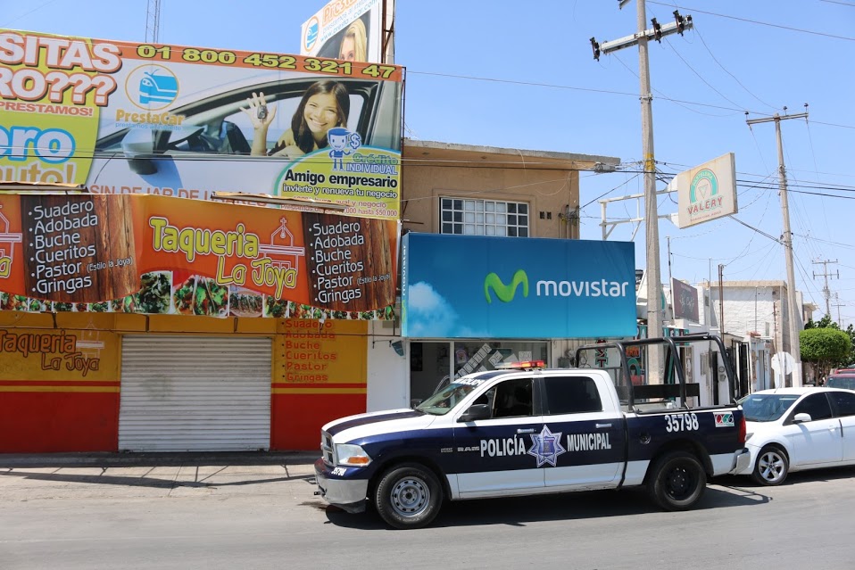 Al lugar arribaron elementos de la Policía Municipal, quienes se entrevistaron con la afectada. 