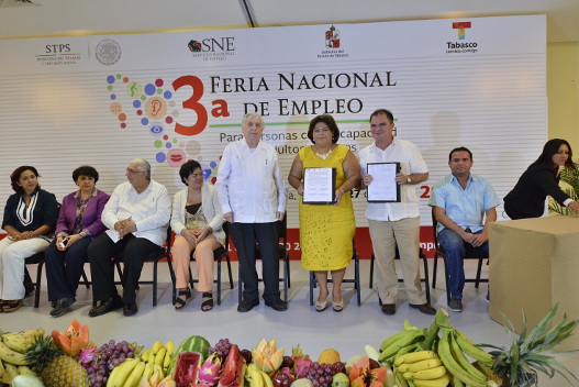 El gobernador dijo que los adultos mayores todavía pueden dar mucho a la sociedad. 