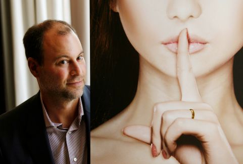 Noel Biderman, renunció a su cargo como CEO de Ashley Madison. 