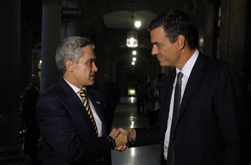 El secretario general del PSOE, Pedro Sánchez (d), saluda al jefe del gobierno del Distrito Federal, Miguel Ángel Mancera 