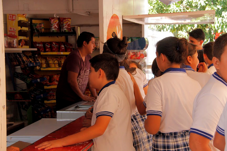 Venta de comida chatarra adentro de las escuelas. 