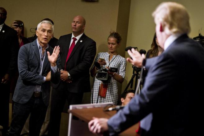 Jorge Ramos (i), durante la discusión con Donald Trump (d) que precedió a su expulsión de la rueda de prensa