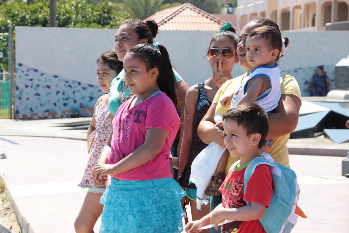 Con lágrimas en los ojos, niños y mujeres despidieron a los pescadores.