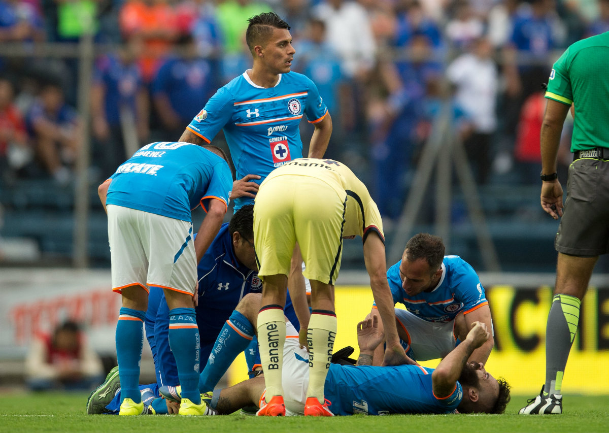 Marc Crosas en el suelo tras una lesión en la rodilla 