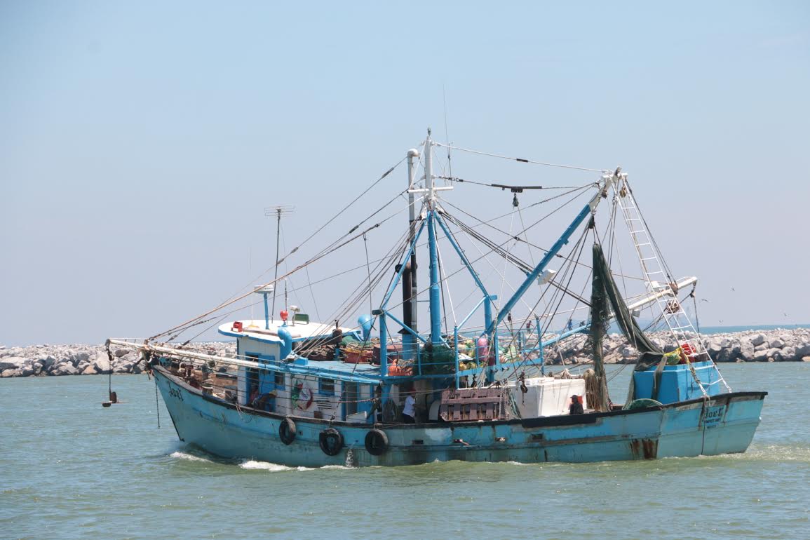 Otro de los barcos camaroneros que zarpó del puerto.