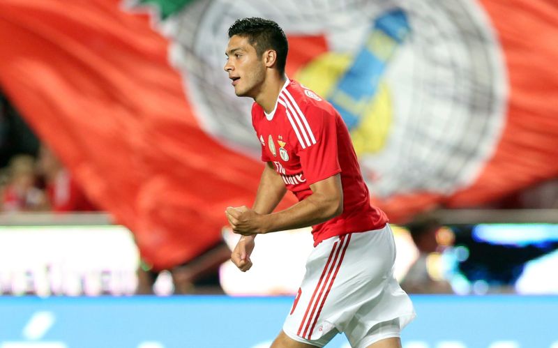 Raúl Jiménez anotó su primer gol con el Benfica