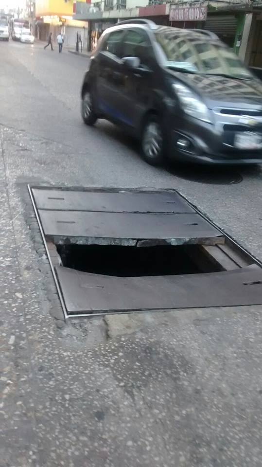 Alcantarilla abierta, peligro en la zona centro. 