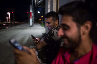 Amin (23) y Rabih (22), dos emigrantes sirios, se distraen en una estación de ferrocarril en Nickelsdorf, Austria 