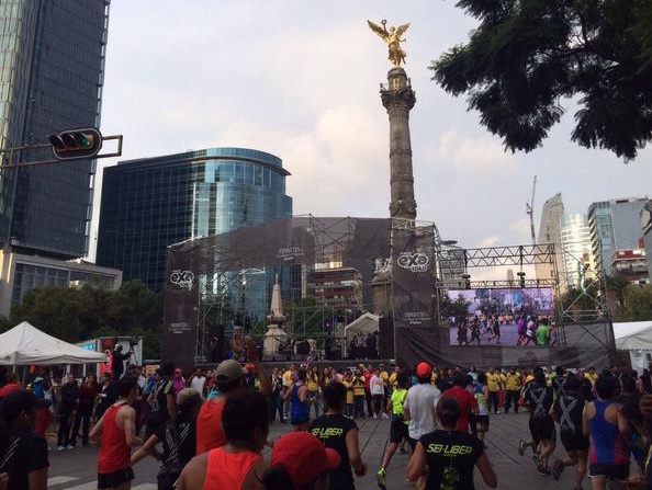 Los corredores pasaron por el Ángel de la Independencia; van hacia el Estadio Olímpico de Ciudad Universitaria.