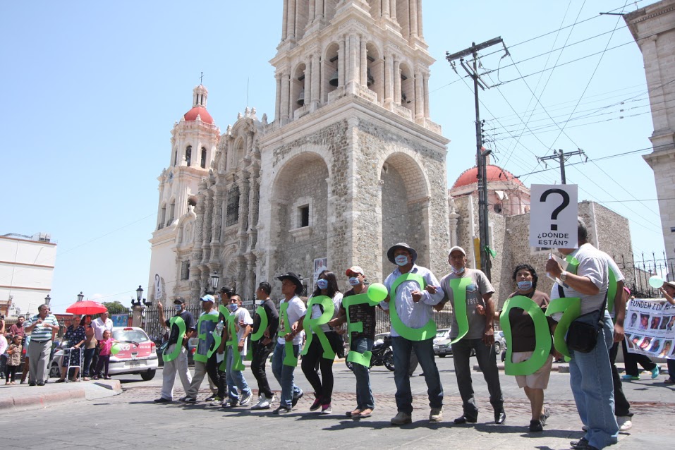 "Encontramos a la familia afuera de la delegación esperando porque el recepcionista les dijo que tenían que esperar 72 horas para poder presentar la d