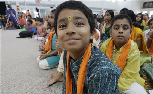 Inmigrantes indios participan en una ceremonia en el templo Karya Siddhi Hanuman que sirve a la comunidad india en Frisco, Texas