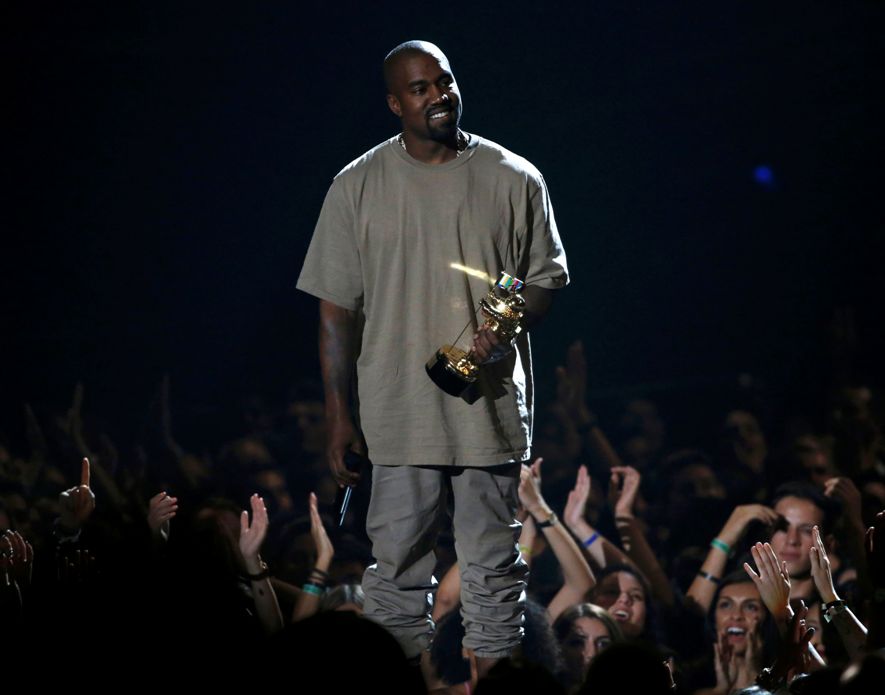Kanye West recibió el premio Michael Jackson Video Vanguard Award 2015.