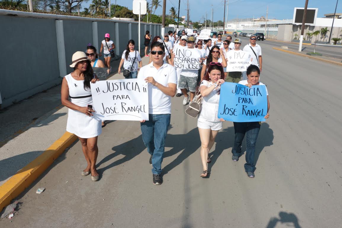 Los amigos y familiares marcharon por la avenida Madero.