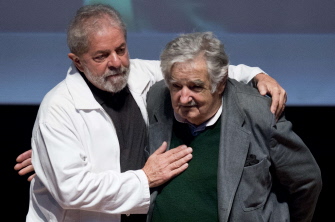 Luiz Inacio Lula Da Silva (i), con el ex presidente uruguayo, el izquierdista José Mujica (d), en Sao Bernardo do Campo