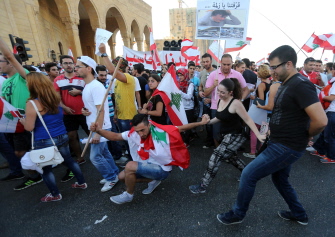 Manifestantes libaneses danzan su baile tradicional llamado "dabke" durante la marcha de protesta, en la plaza de los Mártires, en Beirut