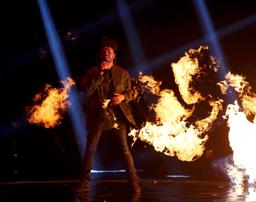 The Weeknd encendió el escenario con "Can't Feel My Face". 