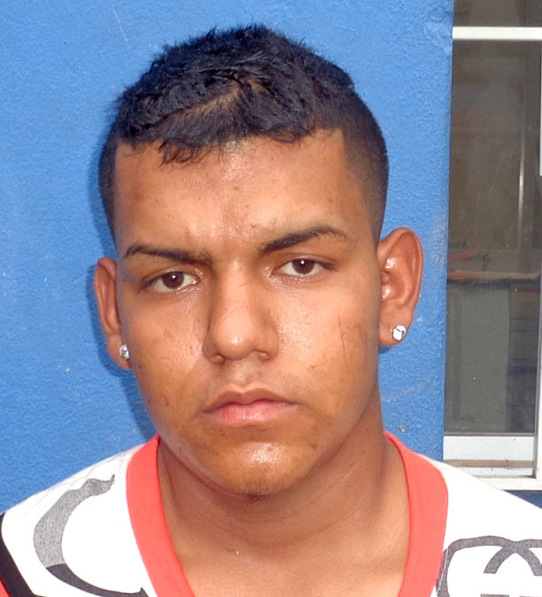 José Luis Alonso Magaña traía 10 bolsas de mariguana y 12 cápsulas con cocaína.