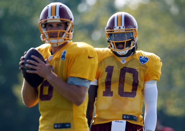 Kirk Cousins (8) fue nombrado quarterback titular de los Redskins sobre Robert Griffin III (10)