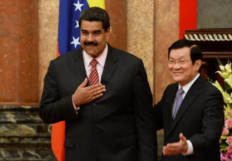 Nicolás Maduro (i) es acompañado por su par vietnamita, Truong Tan Sang (d), en el palacio presidencial de Hanoi
