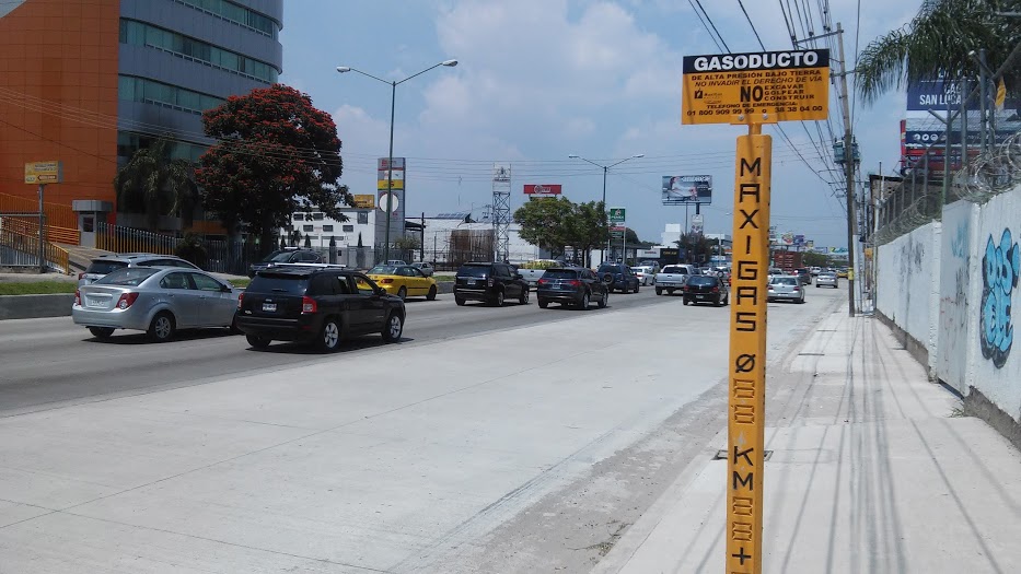 El reencarpetado con concreto hidráulico que se realiza desde junio pasado en un tramo de la avenida López Mateos Sur.