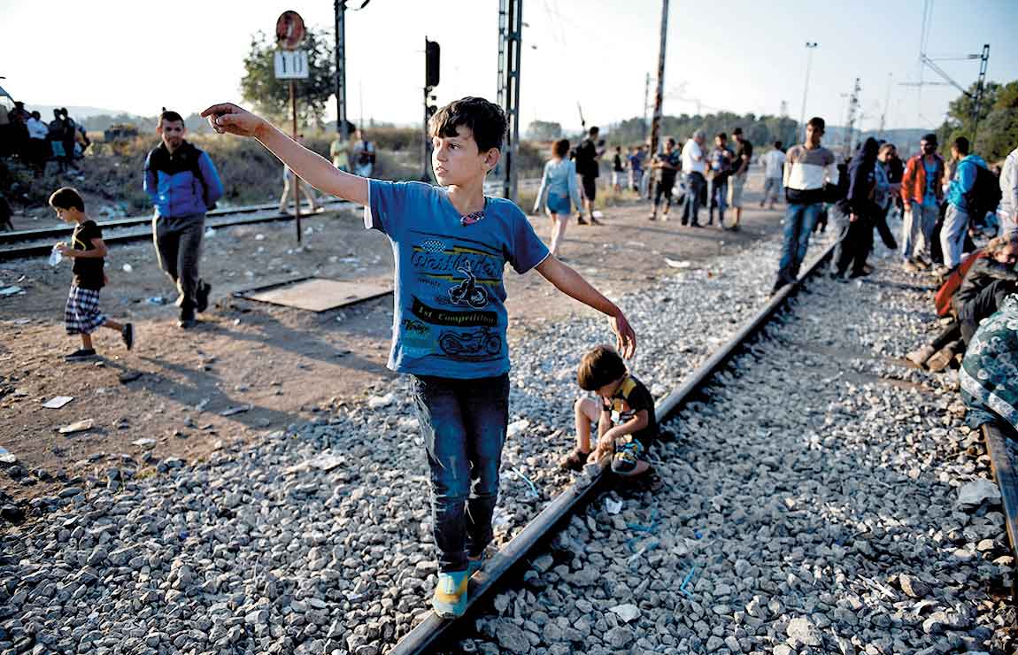 Refugiados sirios ayer en Idomeni (norte de Grecia), esperando poder cruzar a Macedonia.  