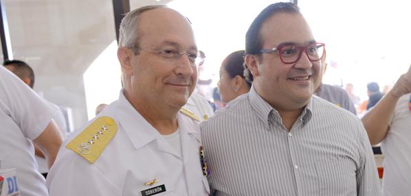 El secretario de Marina Armada de México, Vidal Francisco Soberón Sanz con el gobernador de Veracruz. 