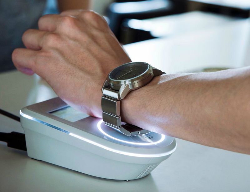 El smartwatch "Wena wrist" de Sony puede conectarse al iPhone de Apple para recibir mails y llamadas.