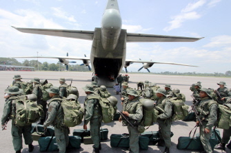 Soldados venezolanos descienden de un avión de transporte militar en La Fría, en el estado del Táchira, fronterizo con Colombia