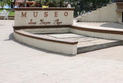 Acceso al Museo de Altamira.
