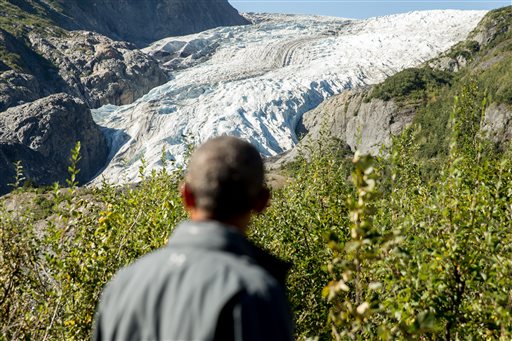 Barack Obama hace una pausa para ver el glaciar Exit en Seward, Alaska, que se ha contraido 1.25 millas en 200 años