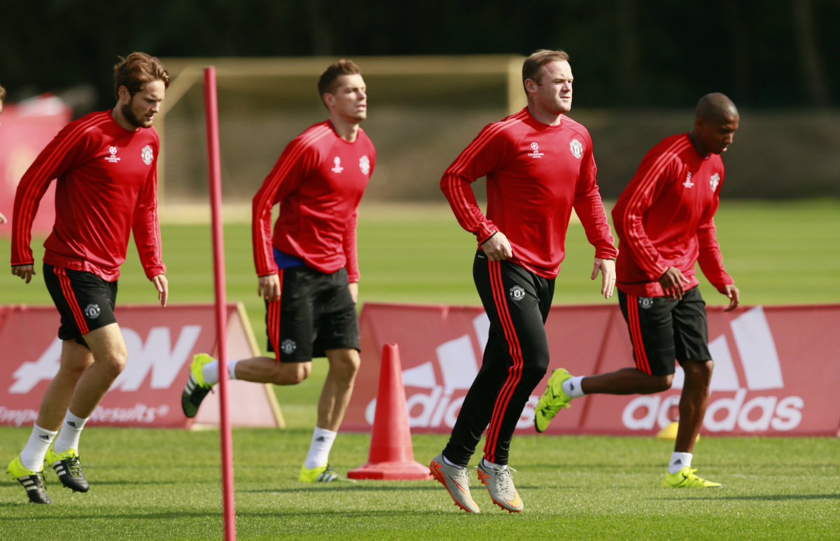 Daley Blind, Morgan Schneiderlin, Wayne Rooney y Ashley Young, durante un entrenamiento del Manchester United 