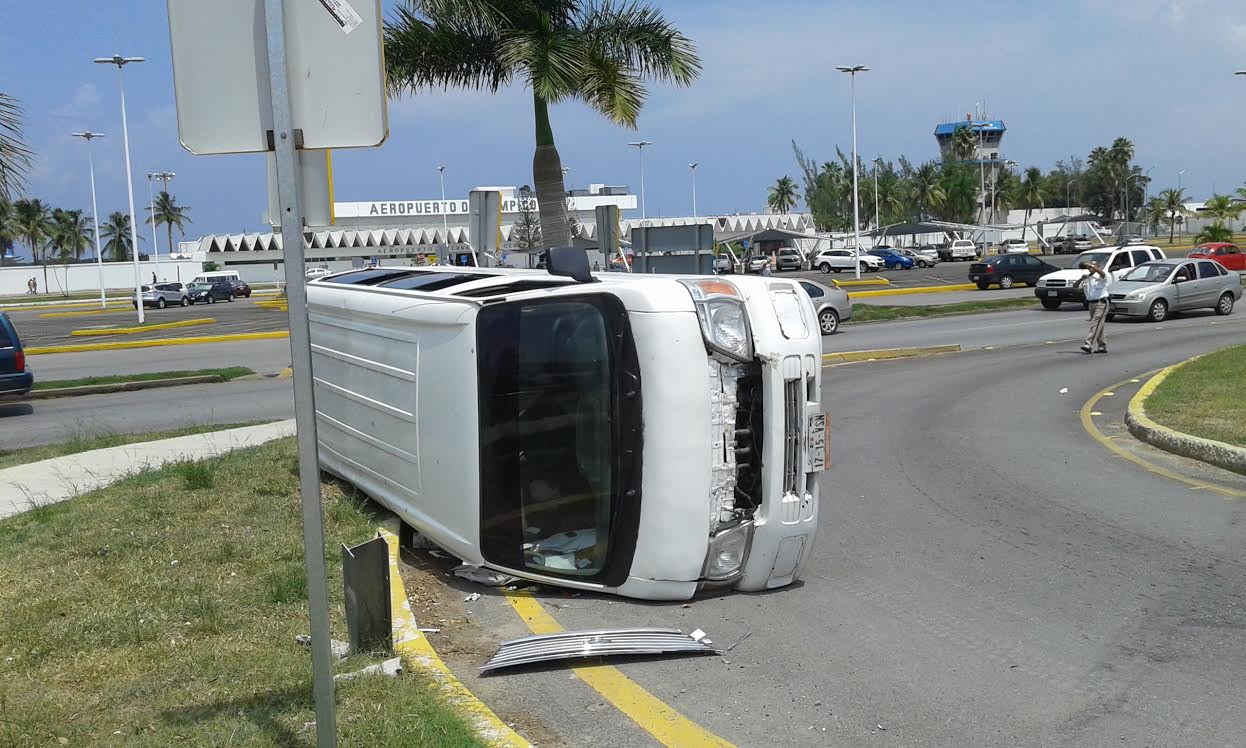 De esta forma quedó la camioneta Van donde viajaban los menores.