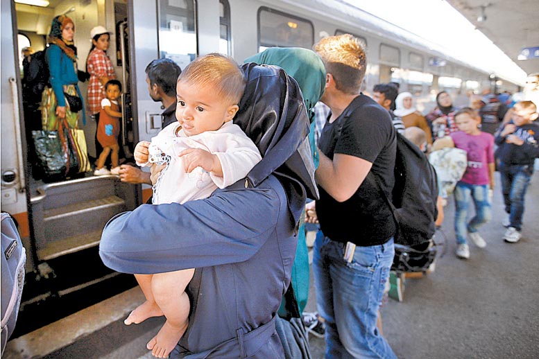 Desde enero unos 330 mil inmigrantes han cruzado el Mediterráneo para desembarcar en Italia o Grecia.