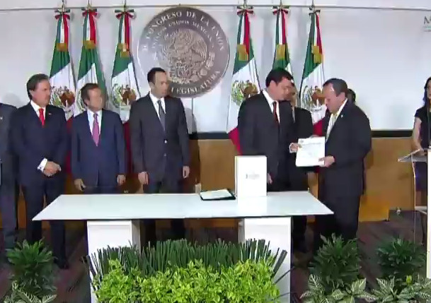 Jesús Zambrano entregó a Osorio Chong la constancia de recepción del Tercer Informe de Gobierno de Peña.