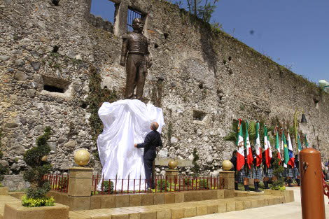 La estatua fue develada en Orizaba, Veracruz.