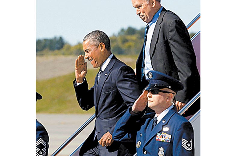 Obama ayer a su arribo a Alaska.