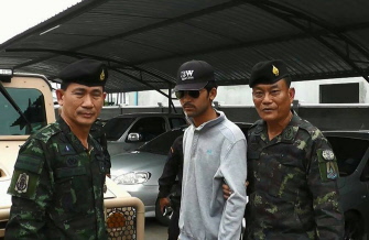 La policía tailandesa escolta al sospechoso (c) detenido en el distrito Aranyaprathet de la provincia de Sa Kaeo, fronteriza con Camboya
